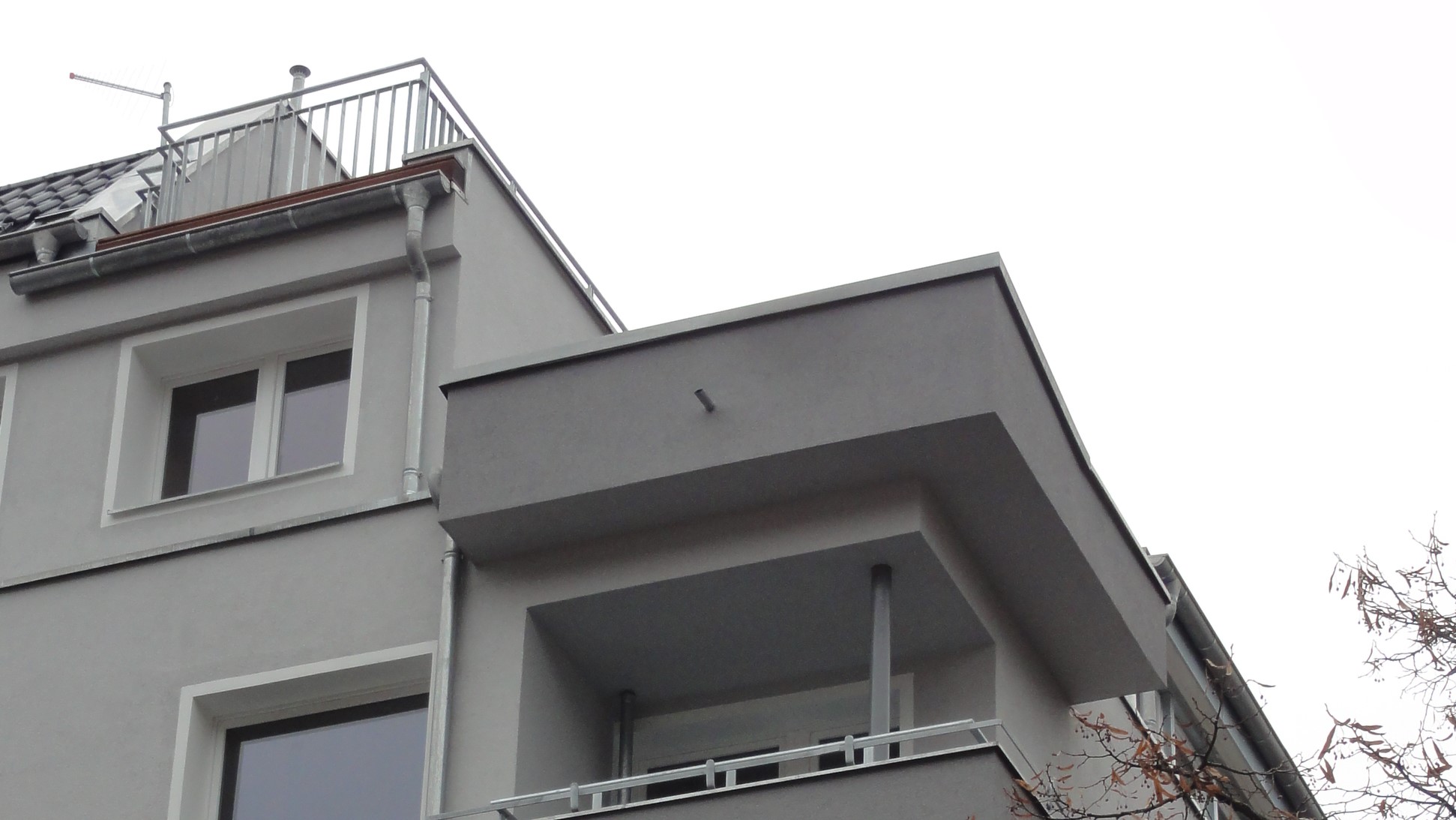 Fassaden- und Balkonsanierung am Altbau.