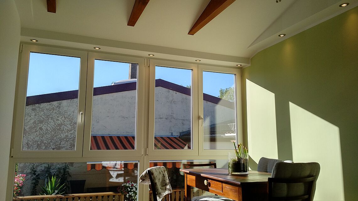 Große Fensterfront in der Dachgaube.