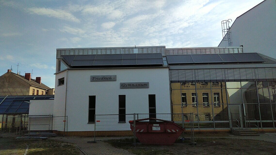 Sanierung von Dach und Fassade der Schule.