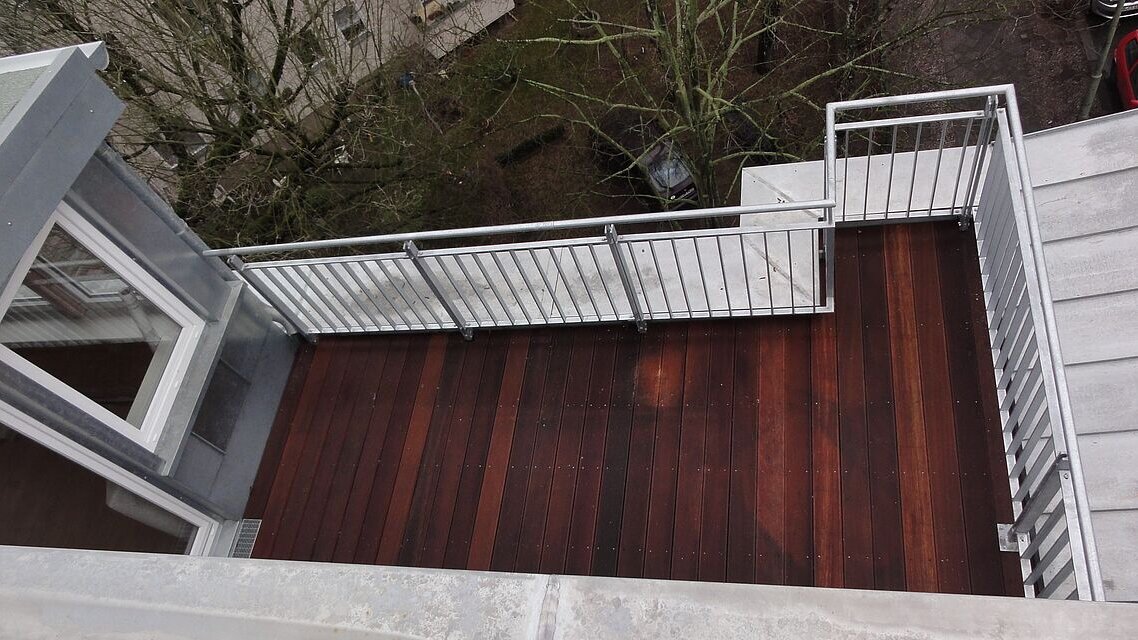 Planung einer Dachterrasse mit Holzbelag.