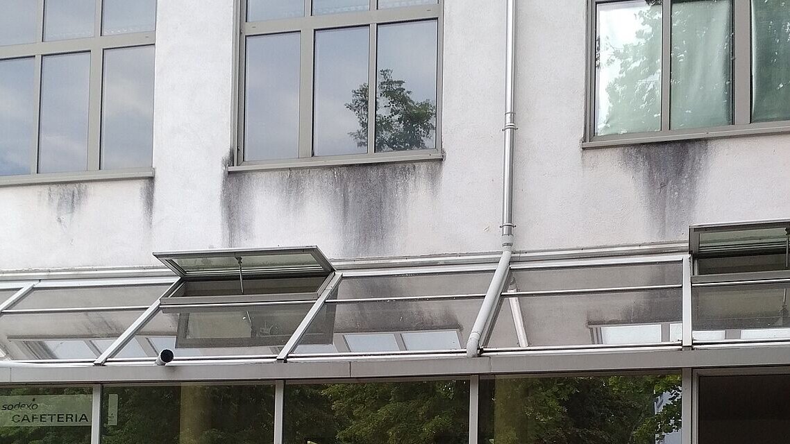 Verschmutzte Fassade zur Sanierung.