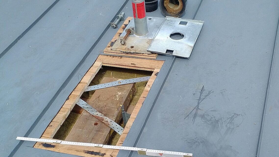 Bauteilöffnung am Dach für Bestandsaufnahme.