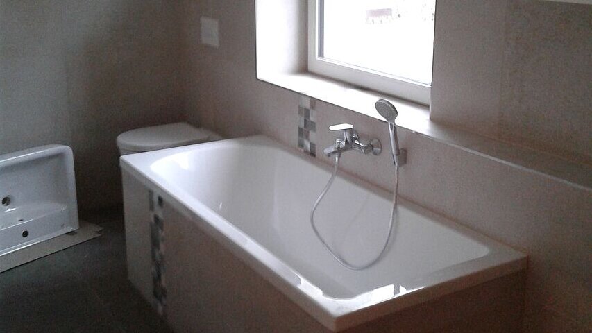 Badplanung mit Badewanne und Fliesenbelag.