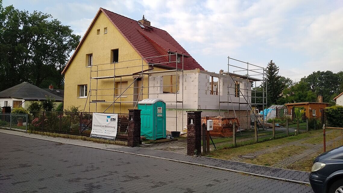 Rohbau des Anbaus mit Baugerüst.