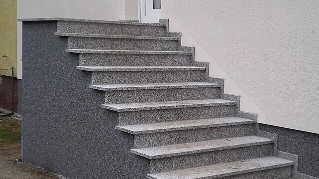 Neue Treppe als Außenzugang nach Grundrissänderung.