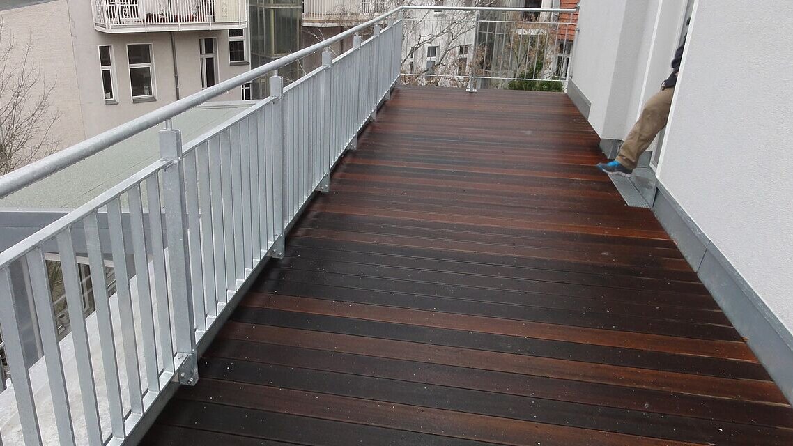 Sanierung einer Dachterrasse eines Mehrfamilienhauses.