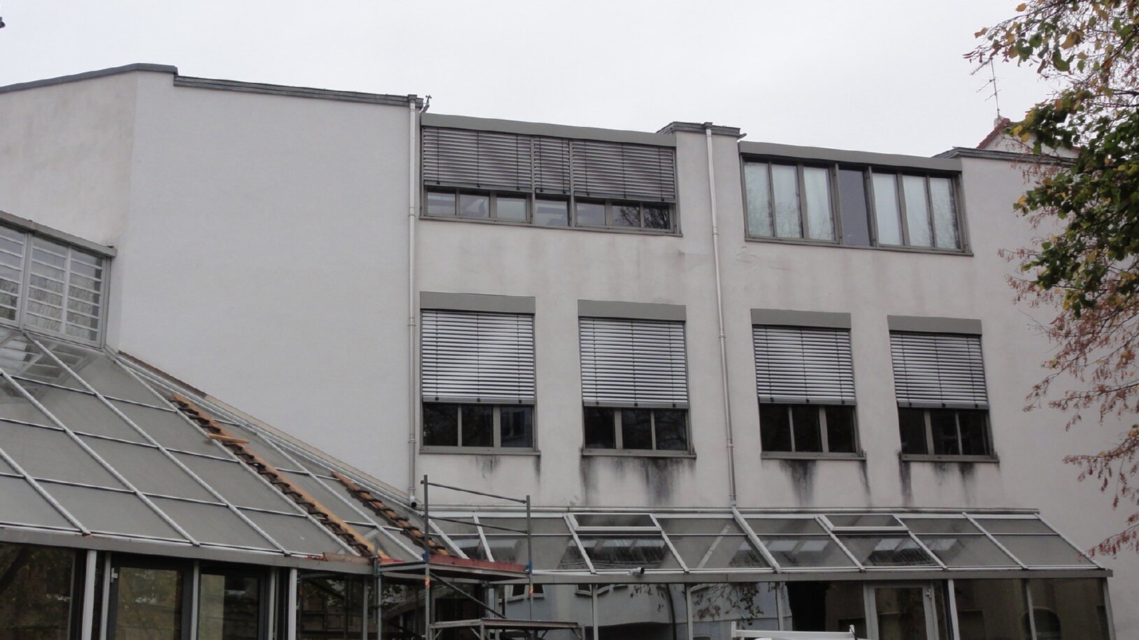 Sanierungsbedarf an der Fassade der Schule.