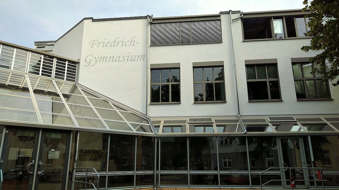 Gläserner Zugang zum Gymnysium.