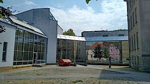 Sanierung einer Schule mit Glasfassade.