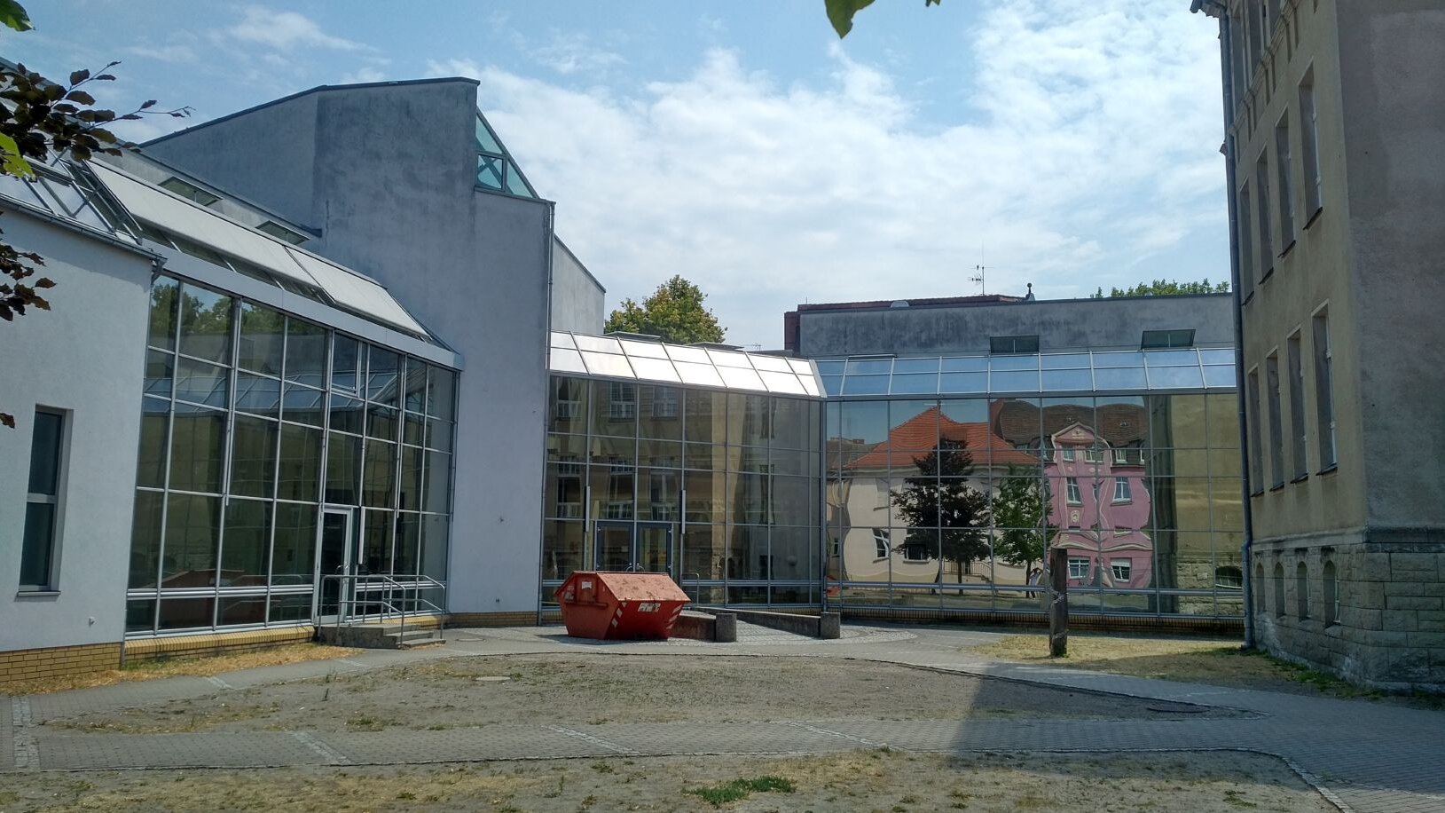 Sanierung einer Schule mit Glasfassade.