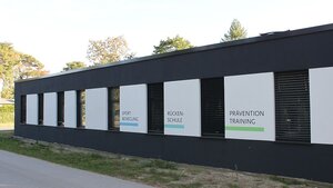 Aussenansicht mit moderner Fassadengestaltung.