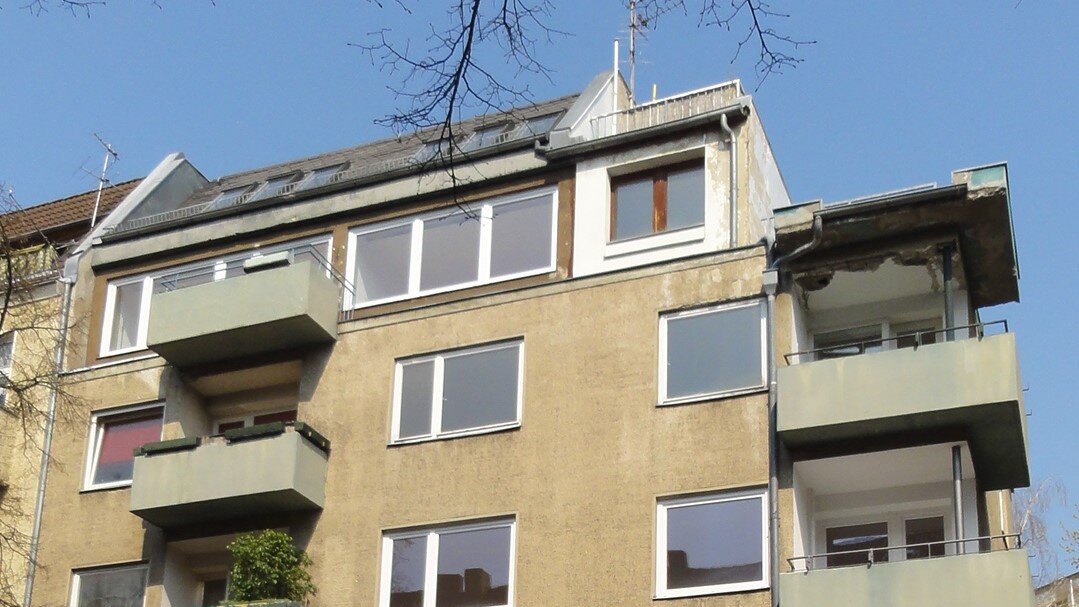 Sanierung einer Fassade nach Bauschäden.