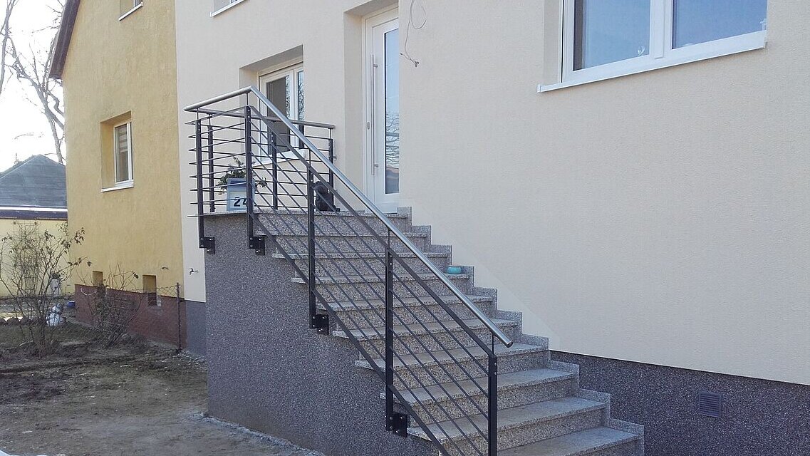 Neuer Zugang zum Haus mit einer massiven Treppe.