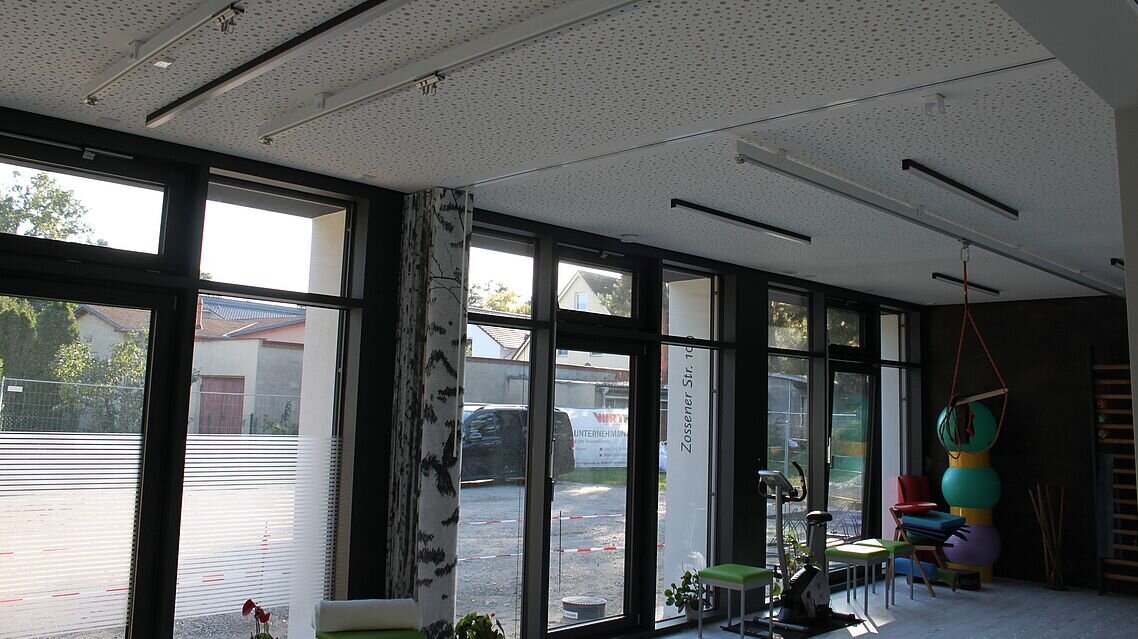 Große Fensterfront und Einbau von Sportgeräten