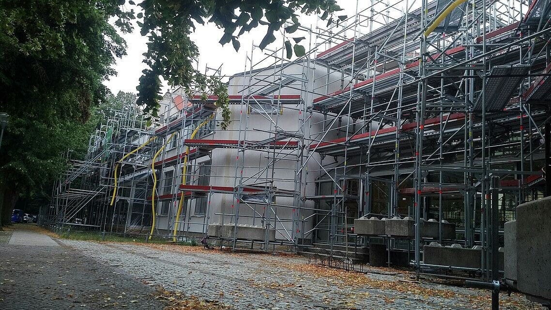 Freistehendes Arbeitsgerüst für die Sanierungsarbeiten.