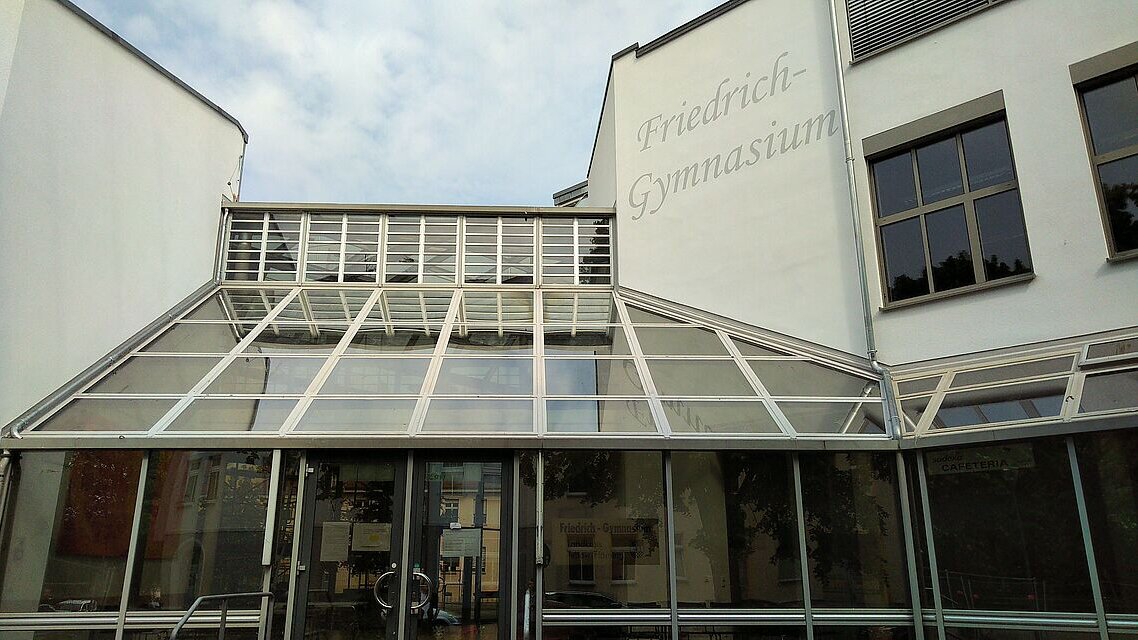 Fassadenneugestaltung über Glaseingangsbereich.