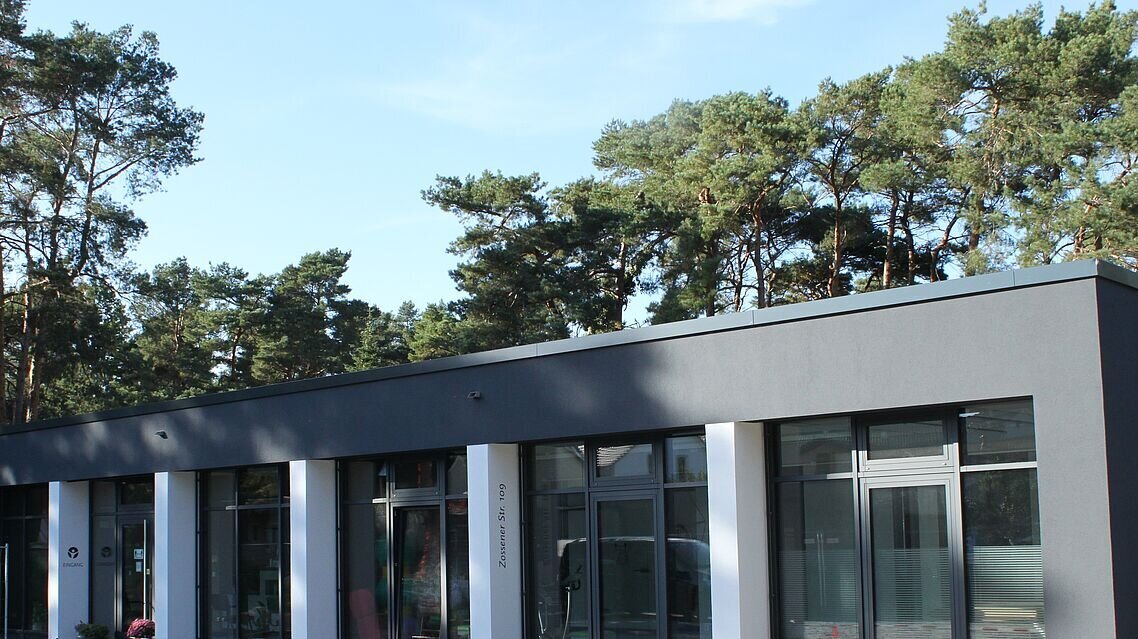 Glasfassade der Physiotherapiepraxis.