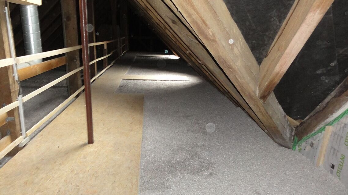 Zelluloseeinblasdämmung im Dachgeschoss.