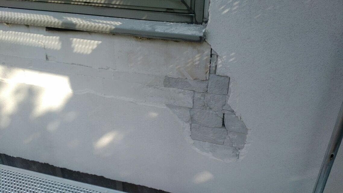 Ausbesserung des losen Putzes.