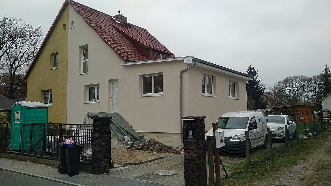 Fertiggestellter Anbau mit Außenputz.